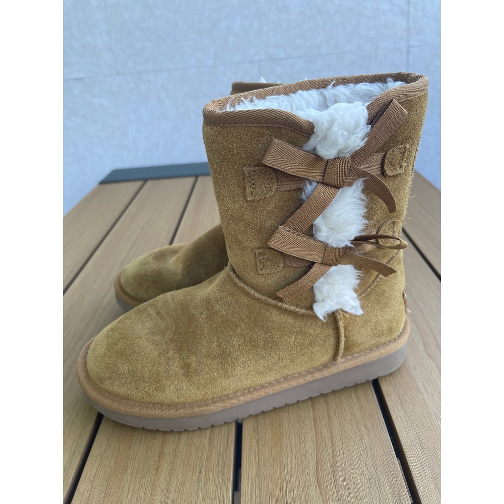 Koolaburra by UGG Victoria Short Suede Bow Boots Chestnut Brown Kids 3
